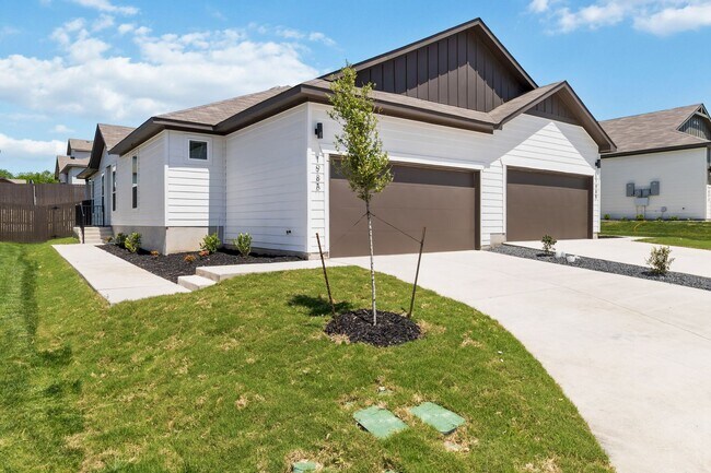 Foto del edificio - Brand New 3-Bedroom Home with Open Floor Plan & Private Fenced Yard