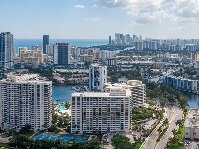 Building Photo - 2500 Parkview Dr