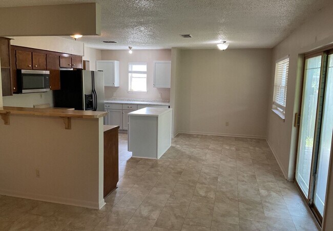 Building Photo - AVAILABLE NOW!