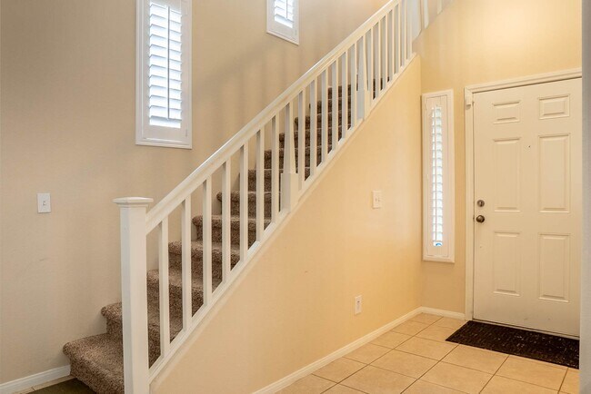 Building Photo - BEAUTIFUL 3BD/2.5BA HOME W/ LOFT!