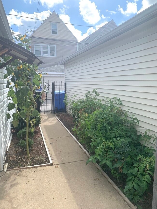 Foto del edificio - 3013 N Hamlin Ave