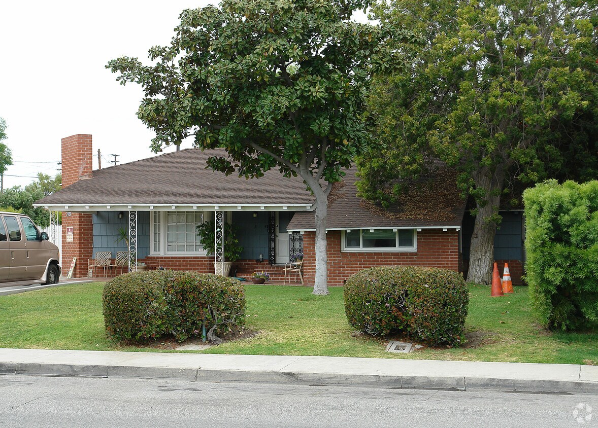 Building Photo - 2425 Orange Ave