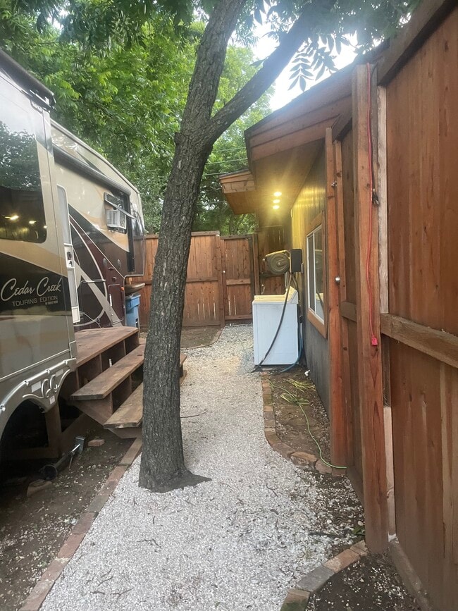 Building Photo - 721 Summers Ln