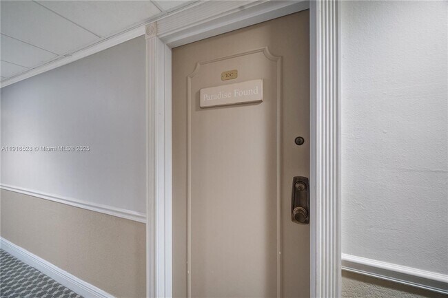 Foto del edificio - 77 Crandon Blvd