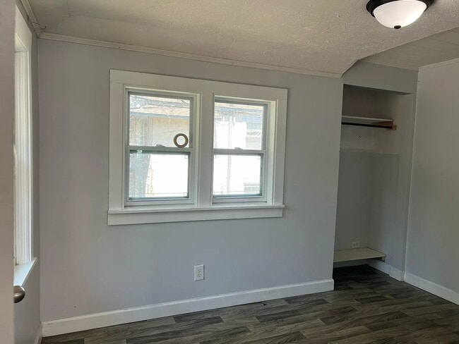 Building Photo - 406 8th Ave S