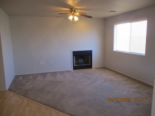 Foto del edificio - 1975 Village Dr