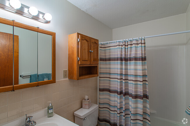 2 BR 1 Bath / 660 sf - Bathroom - Princeton at Mill Pond