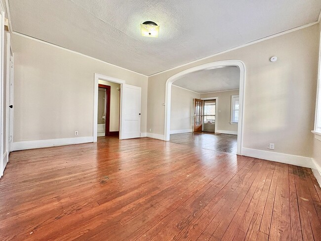 Building Photo - 1815 Kemble Ave