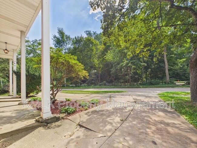Building Photo - 1323 Hilton Dr