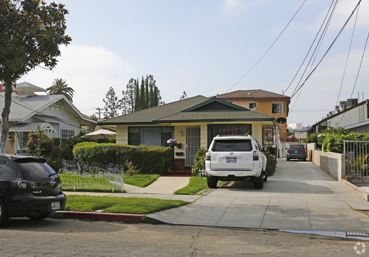 Edificio - 706 E Elk Ave