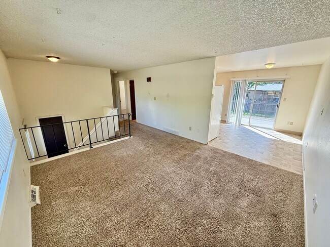 Building Photo - MOVE IN SPECIAL! $1,200 OFF FIRST FULL MON...