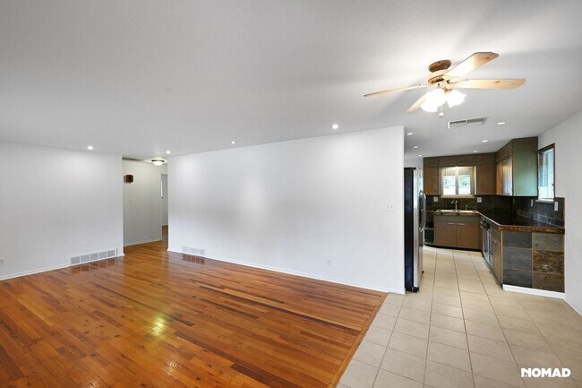 Building Photo - Spacious 4BR House in Denver