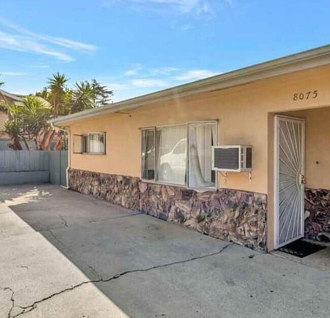Foto del edificio - 8075 Palm St
