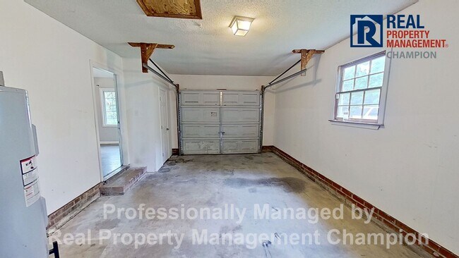 Foto del edificio - 3 BD/2 BA Home w/Attached Garage, Large Fenced Yard and Easy Access to Camp Lejeune