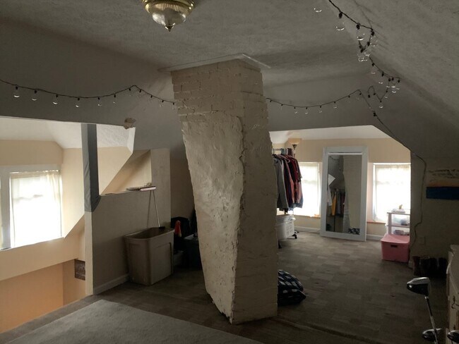 Tercer piso: ENORME dormitorio/sala de estar - 628 Hal Greer Blvd