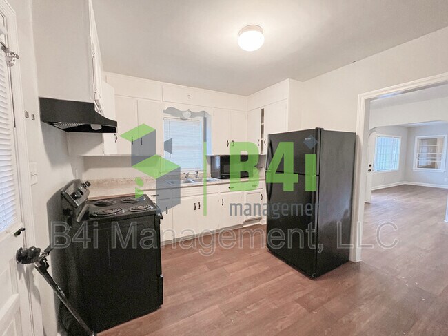 Building Photo - 1102 33rd St
