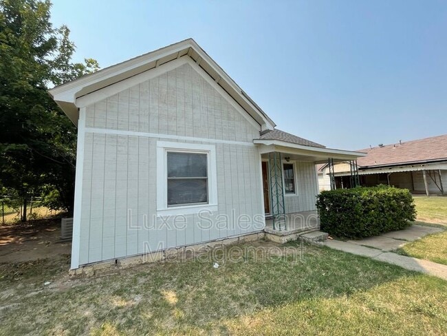 Building Photo - 1516 S Dille Ave