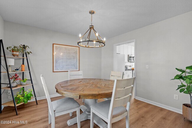 Foto del edificio - 7312 Quail Woods Rd