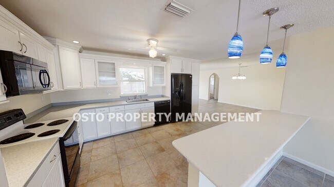Building Photo - Spacious 3 Bedroom Home Close to Beach
