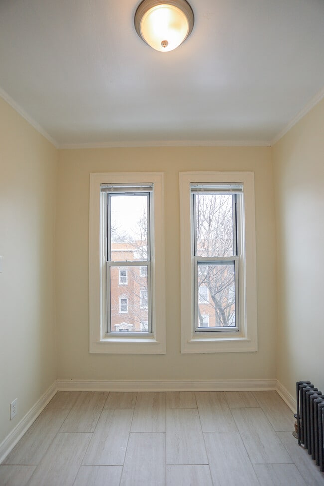 Building Photo - 5011 N Damen Ave