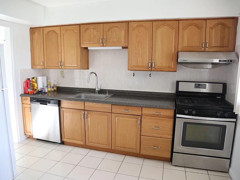 144 Fieldstone Rd, Staten Island, NY 10314 Room for Rent in Staten Island, NY