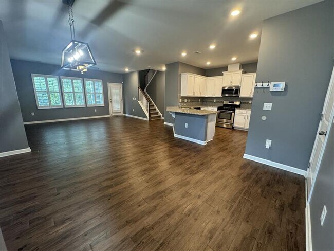 Building Photo - 3 Bedroom, 2 1/2 Bath End Unit Townhouse i...