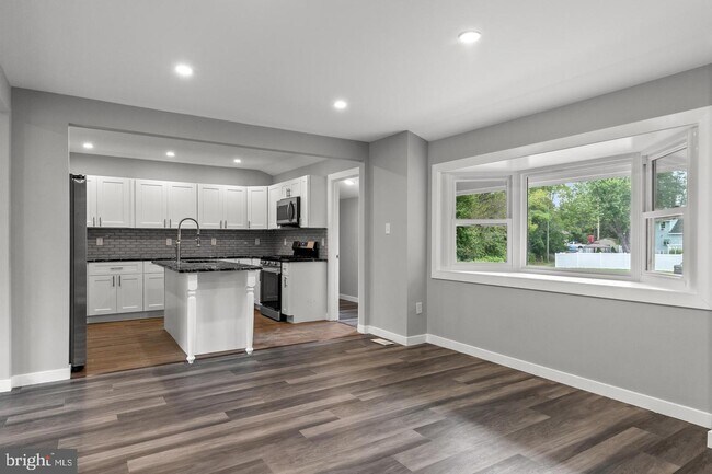 Foto del edificio - 37 Cedarbrook Rd