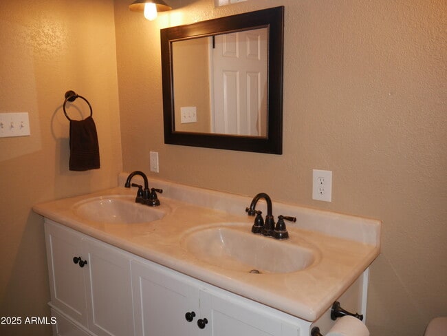 Building Photo - 1004 E Desert Hills Dr