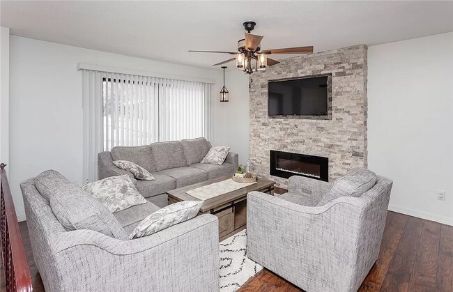 Foto del edificio - LOWER BEAVER!! 4 Bed, 2 Bath Home in Des Moines