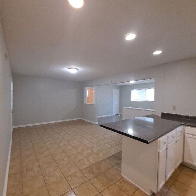 Building Photo - 3096 Ashwood St