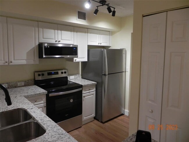 Building Photo - 577 SW 111th Ln