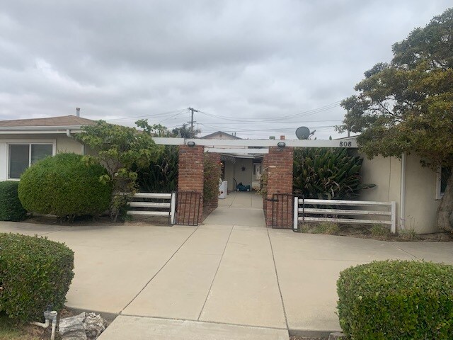 Foto principal - 812 N Bradley Rd