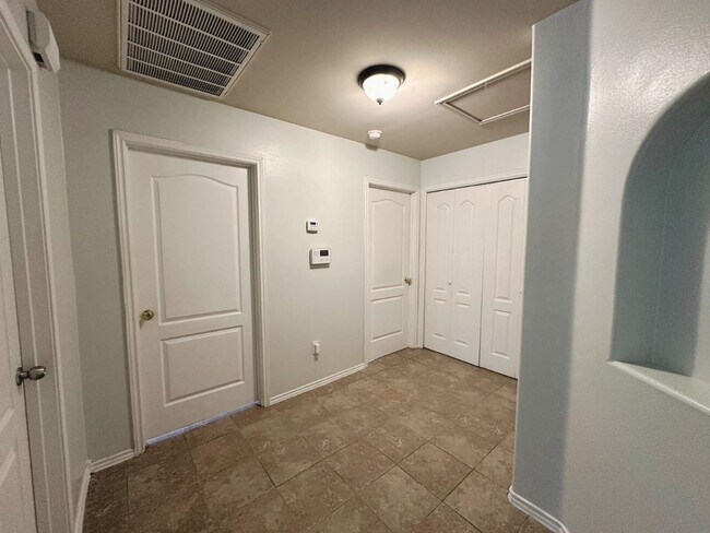 Foto del edificio - 5516 Lost Hills Trail