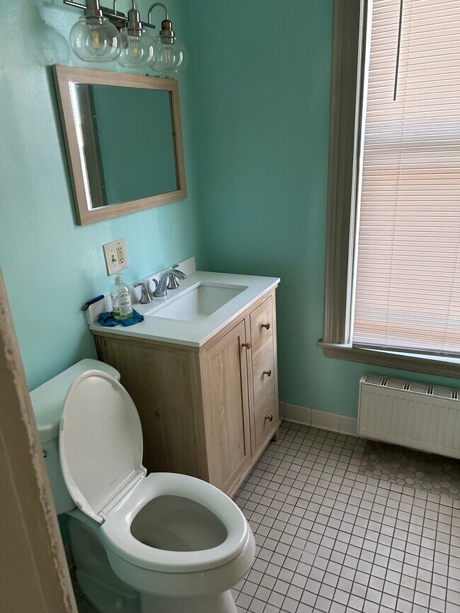 1 baño completo con bañera completa - 383 Main St