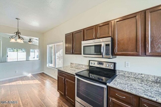 Foto del edificio - 15436 W Port Royale Ln