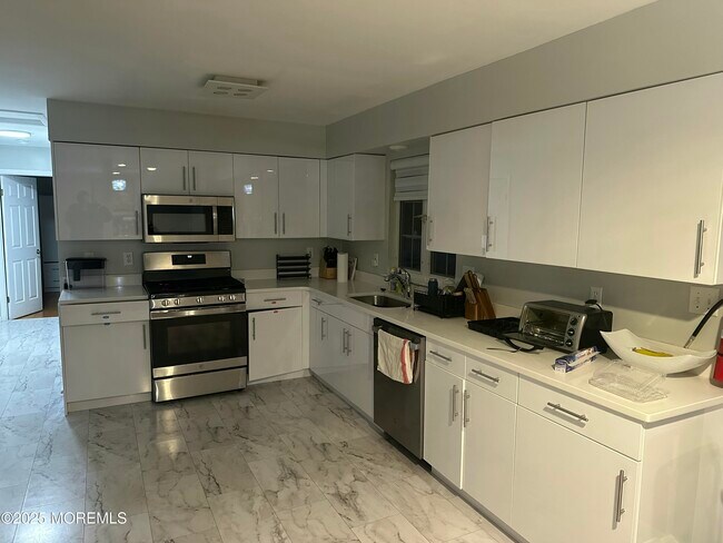 Foto del edificio - 63 Jamestown Dr