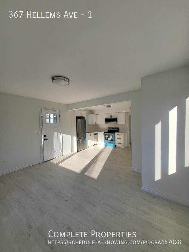 Photo principale - Main Floor 2 Bedroom with Back Deck, Priva...