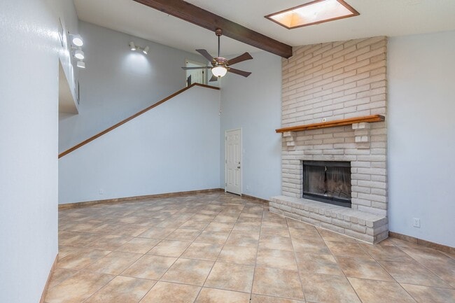 Building Photo - Beautiful 2 Story 3 Bed 2 Bath Townhouse - Pet Friendly!