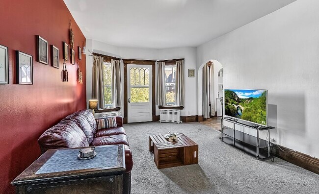 Foto del edificio - 417 W Delavan Ave