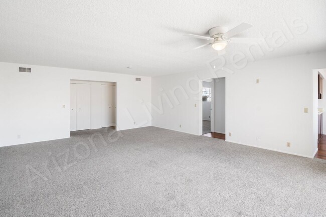 Foto del edificio - LARGE 3 BEDROOM DUPLEX