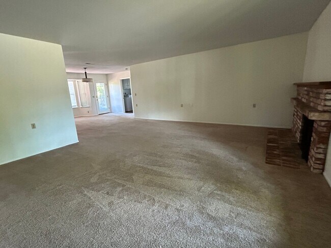 Building Photo - Charming 3 Bedroom Home in Oakmont's Premi...