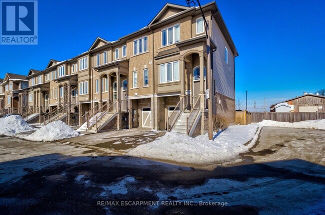 Building Photo - 82 Bloom Cres
