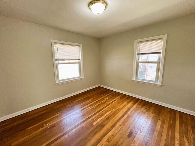 Building Photo - Bright & Spacious 3-Bed Home in Euclid