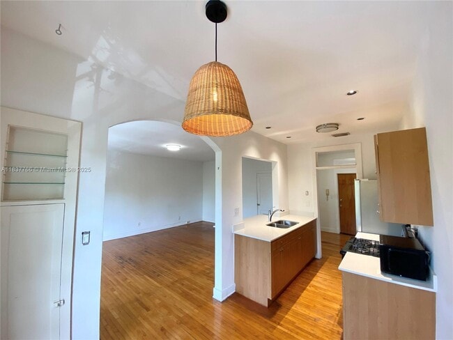 Building Photo - 700 W 51st St