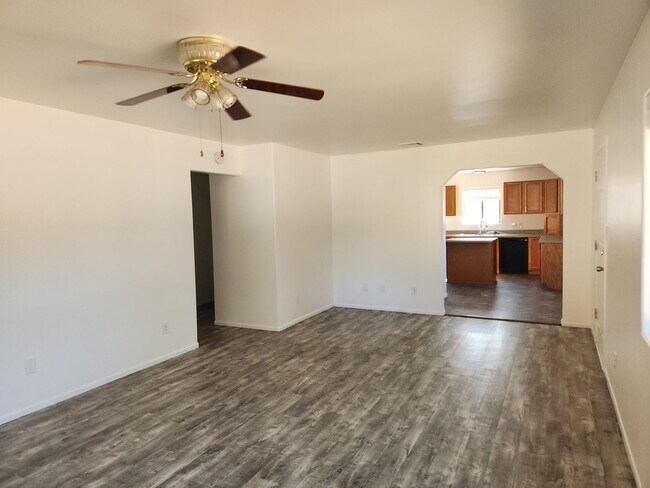 Foto del edificio - Adorable 2 bed / 2 Bath with large carport