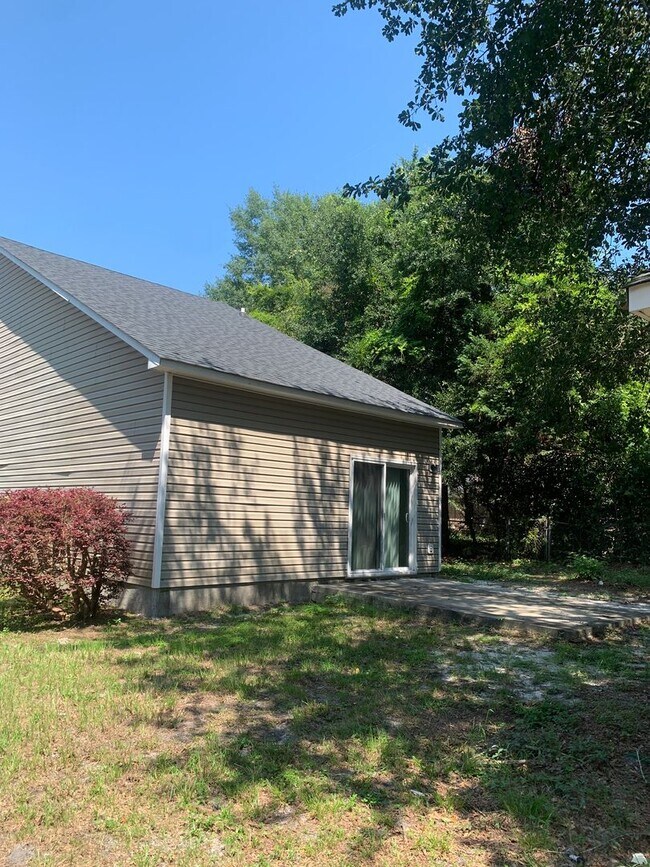 Building Photo - 3 Bedroom 2 Bath House Available Now!