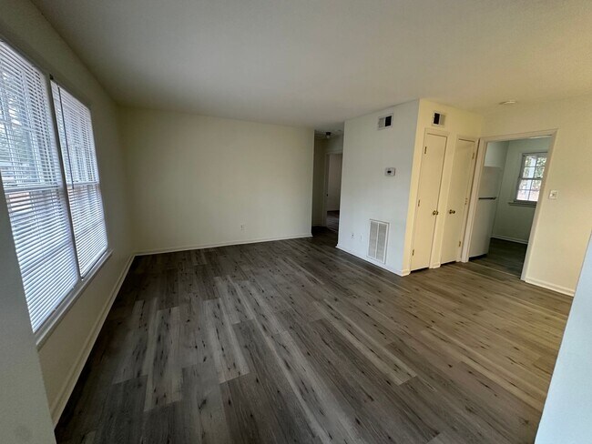 Foto del edificio - Pet Friendly 2 Bedroom, 1 Bath Duplex Located in the Center of Wilmington