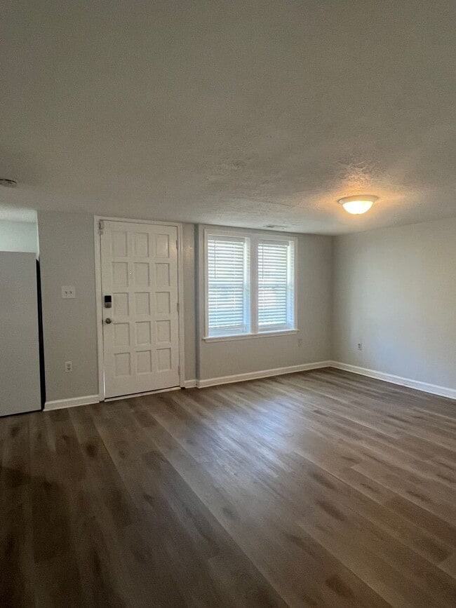 Building Photo - 489 W Outer Dr