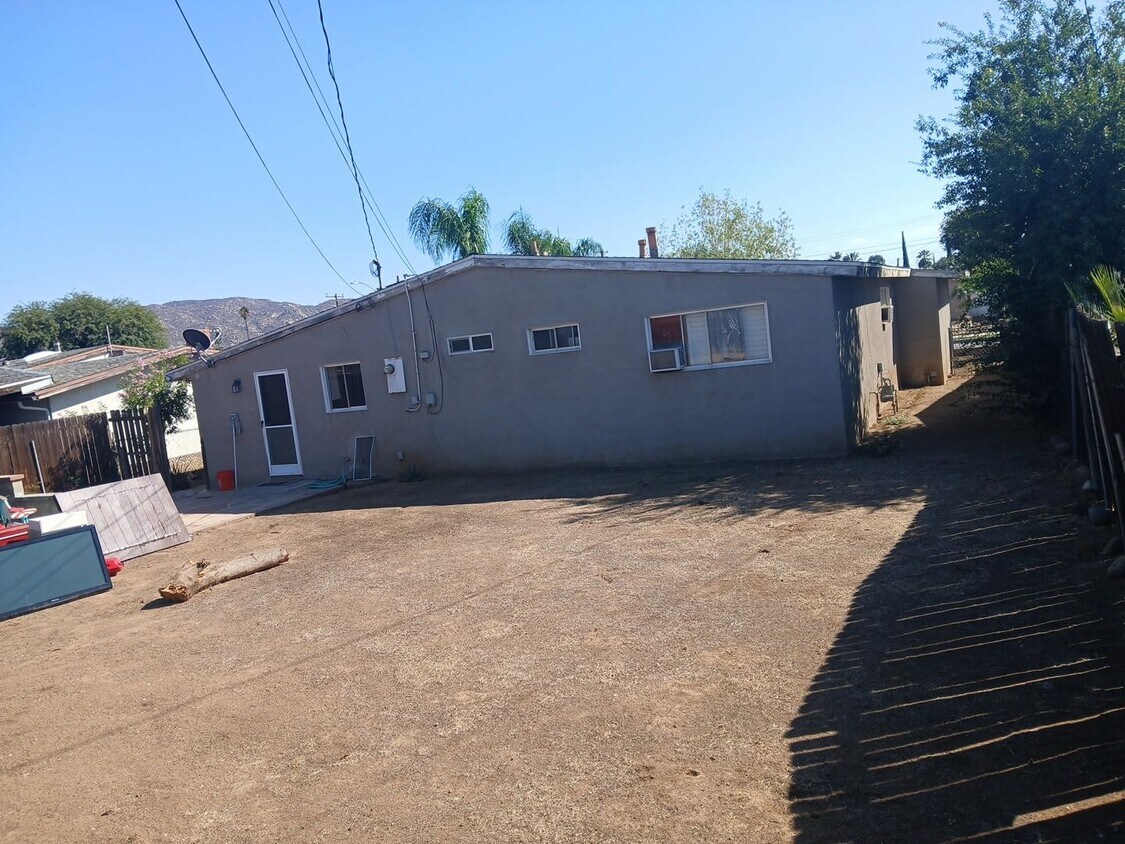 Building Photo - Moreno Valley home ready to move in