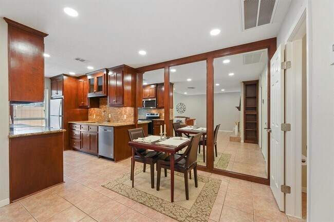 Foto del edificio - 2379 Briarwest Blvd